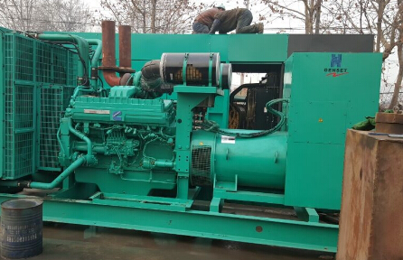 那坡发电机组如何判断水冷式机油散热器内部是否需要清洗？